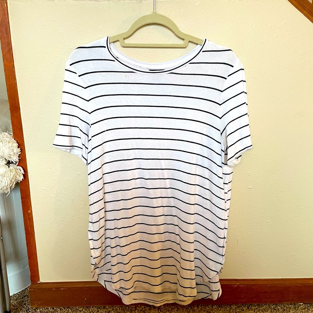 Medium Ann Taylor White and Black Striped Short Sleeve Tee Shirt